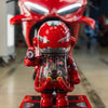 MEGA SPACE MOLLY × DUCATI samlerfigur foran rød Ducati motorsykkel