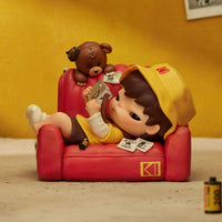 Hirono × Kodak Click fra POP MART – samlerfigur med kamera, gul Kodak-hatt og rød lenestol