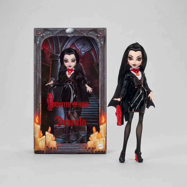 Monster High x Universal Monsters Dracula dukke fra Mattel ved siden av original samlereske